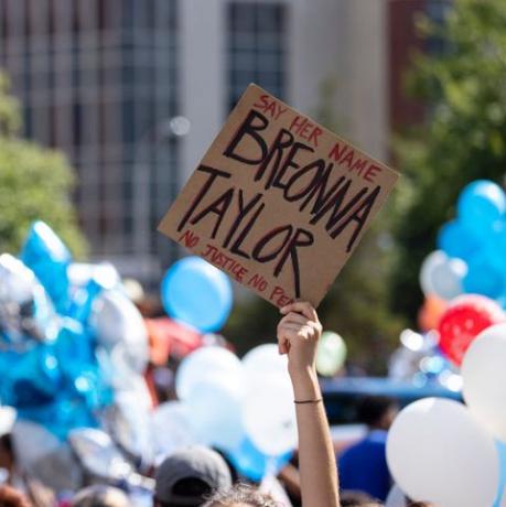 een protestbord gezien tijdens een wake ter nagedachtenis aan Breonna Taylor in Louisville, Kentucky