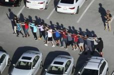 Šaudymo Floridos mokykloje geografijos mokytojas mirė, apsaugodamas savo mokinius nuo šaulio