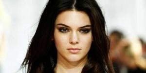 Kendall Jenner lämnar och håller jämna steg med Kardashians
