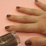 Hvordan male neglene dine uten å bli polert på fingrene - vaselin manikyrtips