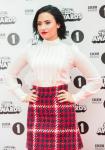 Demi Lovato mérlegel a Starbucks Holiday Red Cup vitáján