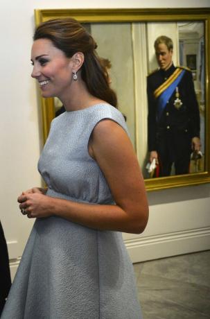 de hertogin van Cambridge bezoekt de National Portrait Gallery