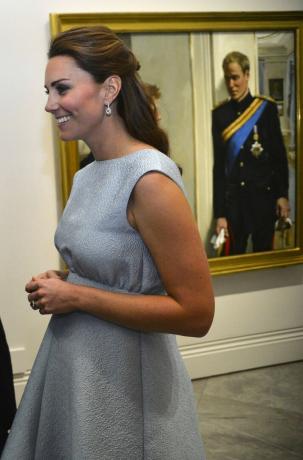 duchess of cambridge mengunjungi galeri potret nasional