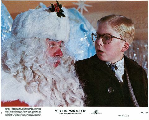 Peter Billingsley siedzi na kolanach Świętego Mikołaja w scenie z filmu „Opowieść bożonarodzeniowa”, 1983, fot. metro goldwyn mayergetty images