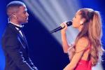 Ariana Grande แสดงร่วมกับ Big Sean ในงาน Grammy Christmas