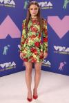 Джои Кинг в платье Versace с принтом роз на показе MTV VMA 2020