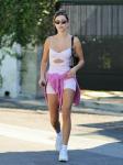 Hailey Bieber ist ein Balletcore-Babe in einem rosa Ausschnitt-Strampler
