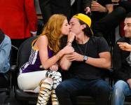 Brandon Kes? Bella Thorne märkas korvpallimängul uut meest suudlemas