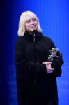 Billie Eilish spodbuja oboževalce, da "zaščitijo mlade ženske" med močnim govorom o sprejemu VMA