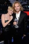 Miley Cyrus VMA Tanggal Jesse Helt Surat Perintah Penangkapan