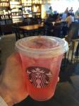 Возрадуйтесь, не пьющие кофе! Starbucks добавила 3 ​​новых освежающих напитка в свое летнее меню