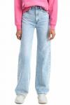 Ариана Гранде разместила карантинное селфи в спортивном бюстгальтере и джинсах