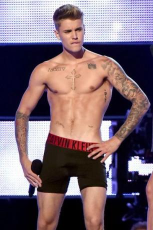 Justin Bieber bez trička a módne skaly