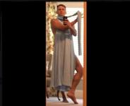 Un père hilarant essaie la robe de bal de sa fille et gagne Internet