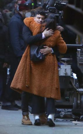 Nowy Jork, 24 lutego Selena Gomez i Aaron Dominguez są widziani na planie jedynych morderstw w budynku 24 lutego 2021 w Nowym Jorku fot. jose perezbauer griffingc images