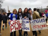 4 נשים במכללה מסבירות מדוע הצטרפו למצעד הנשים בשנה שעברה בוושינגטון