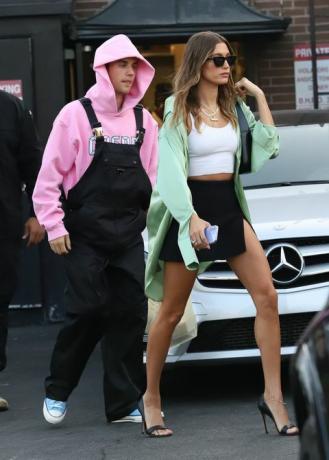 ekskluzīvais Džastins Bībers un sieva Heilija ienirst dažos makaronos il pastio 2021. gada 20. augustā, attēlā Džastins Bībers un hailey bieber foto kredīts virsotne mega themegaagencycom 1 888 505 6342 mega aģentūra tagid mega780076001jpg foto caur mega aģentūra