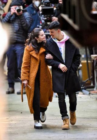 Niujorkas, vasario 24 d. Selena Gomez ir Aaronas Dominguezas matomi tik žmogžudysčių rinkinyje pastate Manhetene 2021 m. vasario 24 d. Niujorke nuotrauka Jameso Devaneygc