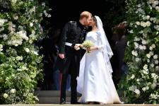 Kā princeses Eiženijas un Džeka Brūksbanka kāzu skūpsts atšķīrās no Meghan Markle un prinča Harija