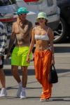 Ο Justin και η Hailey Bieber κάνουν παρέα σε μια λίμνη με νέον ρούχα