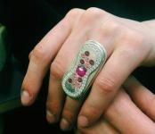 Designer skaper fantastiske periodeinspirerte smykker for å bekjempe periodestigma