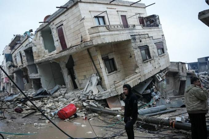 legjobb lakosok egy földrengést követően összedőlt épület előtt állnak Jandaris városában, Szíria északnyugati részén. Afrin város a lázadók által birtokolt aleppó tartomány egy részén, 2023. február 6-án a jelentések szerint százakat öltek meg Észak-Szíriában a 78-as magnitúdós robbanás után. földrengés, amely Törökországból indult ki, és a szomszédos országokban is érezhető volt fotó: rami al saided afp fotó: rami al sayedafp a Getty Images segítségével