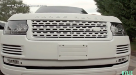 Кайли Дженнер демонстрирует свои автомобили, в том числе свой скандальный подарок от Tyga