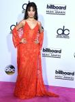 Camila Cabello yra raudono kilimo aprangos kartotuvas