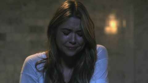 Ashley Bensonová pláče