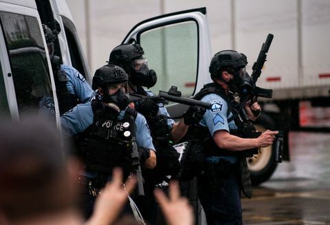 मिनियापोलिस में पुलिस हिरासत में व्यक्ति की मौत के बाद 'मैं सांस नहीं ले पा रहा'