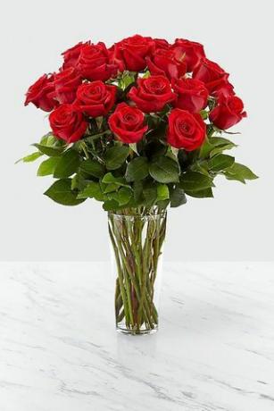 Bukiet czerwonych róż z długimi łodygami