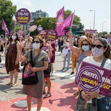 demonstrasi perempuan untuk konvensi istanbul di turki
