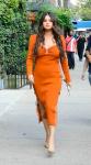 Selena Gomez Niujorke vilki 495 USD apelsinų autoportreto midi suknelę