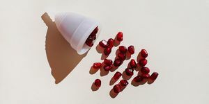 granatų sėklas išpila iš menstruacijų taurelės