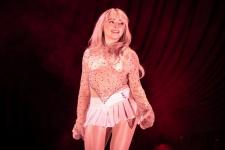 Sabrina Carpenter optræder i en mikro-mini-nederdel og glitrende top