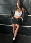 Zobacz, jak Hailey Bieber łączy skróconą koszulkę vintage z nylonową minispódniczką