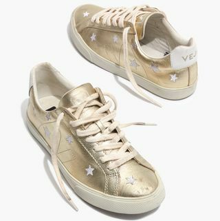 Sneakers dorate con stelle ricamate