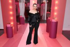 Selena Gomez usa um casaco de pele preto para evento de beleza rara em Nova York