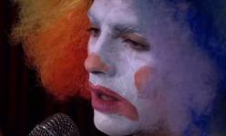 Joe Jonas verkleedt zich als clown terwijl DNCE Adele's 'Hello' covert