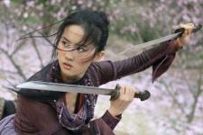 Disney acaba de escalar a atriz que interpretará a Live-Action Mulan e ela é PERFEITA!
