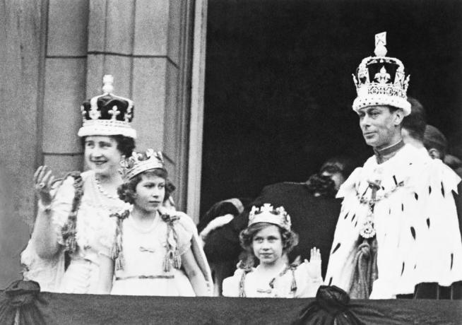 le roi george vi et sa famille en tenue royale