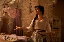 Camila Cabello Bersinar di Foto Pertama Adaptasi Film "Cinderella"