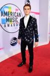 Skådespelaren i "Riverdale" ser Häftig ut på American Music Awards Red Carpet