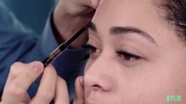 Kylie Jenner's make-upartiest onthult de #1 fout die mensen maken met hun wenkbrauwen