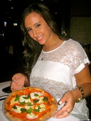 Fem ukers fitness Brianna med pizza