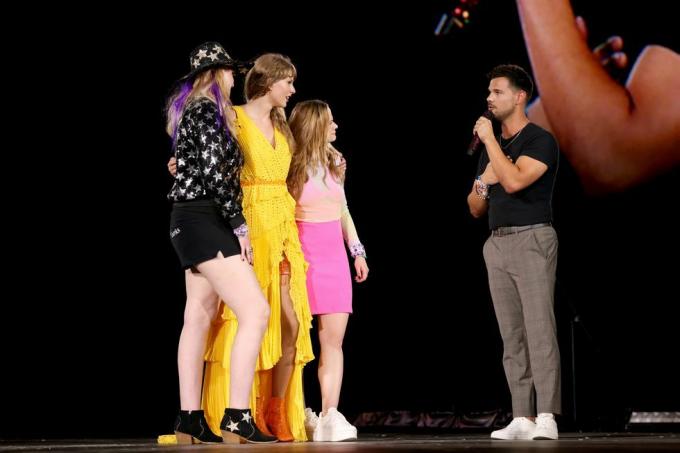 Kansas City, Missouri 07 juli redactioneel gebruik alleen l r presley cash, taylor swift, joey king en taylor lautner spreken op het podium voor night one of taylor swift the eras tour op geha field in arrowhead stadium op 07 juli 2023 in kansas city, missouri foto door john shearertas23getty afbeeldingen voor tas rechten beheer