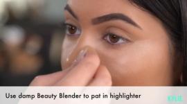Kylie Jenner onthult de eenvoudigste manier om je beautyblender te gebruiken om te highlighten en contouren te geven
