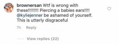 Kylie Jenner pronkt met baby Stormi's nieuwe doorboorde oren en mensen zijn woedend