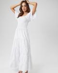 Alix Earle on Vacay-valmiina sujuvassa valkoisessa mekossa