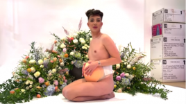James Charles si spoglia nudo per un servizio fotografico di gravidanza